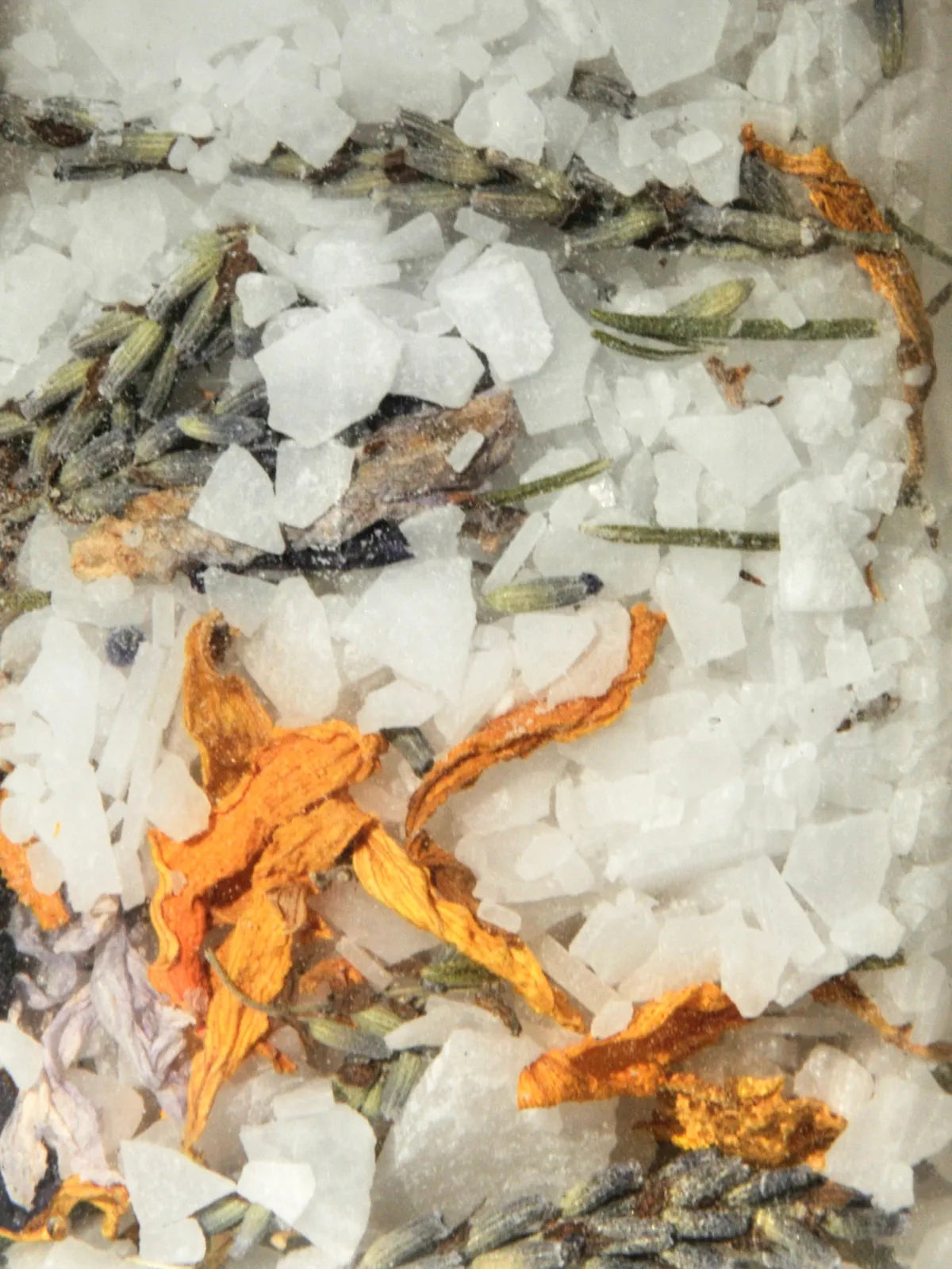 Sale Florale Badesalz - Detailansicht des floralen Badesalzes mit Rosmarin