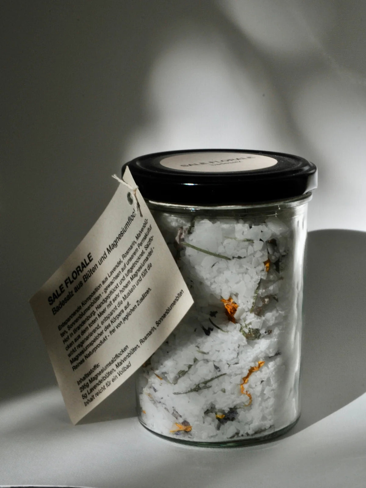 Sale Florale Badesalz - Salzflocken mit Lavendel und Malvenblüten im Glas