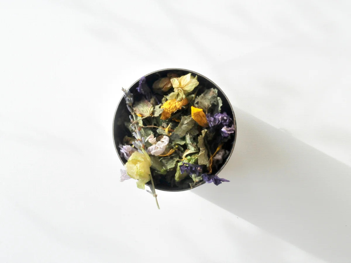 OUUMMM Abendtee - Detailansicht der beruhigenden Kräuterteemischung